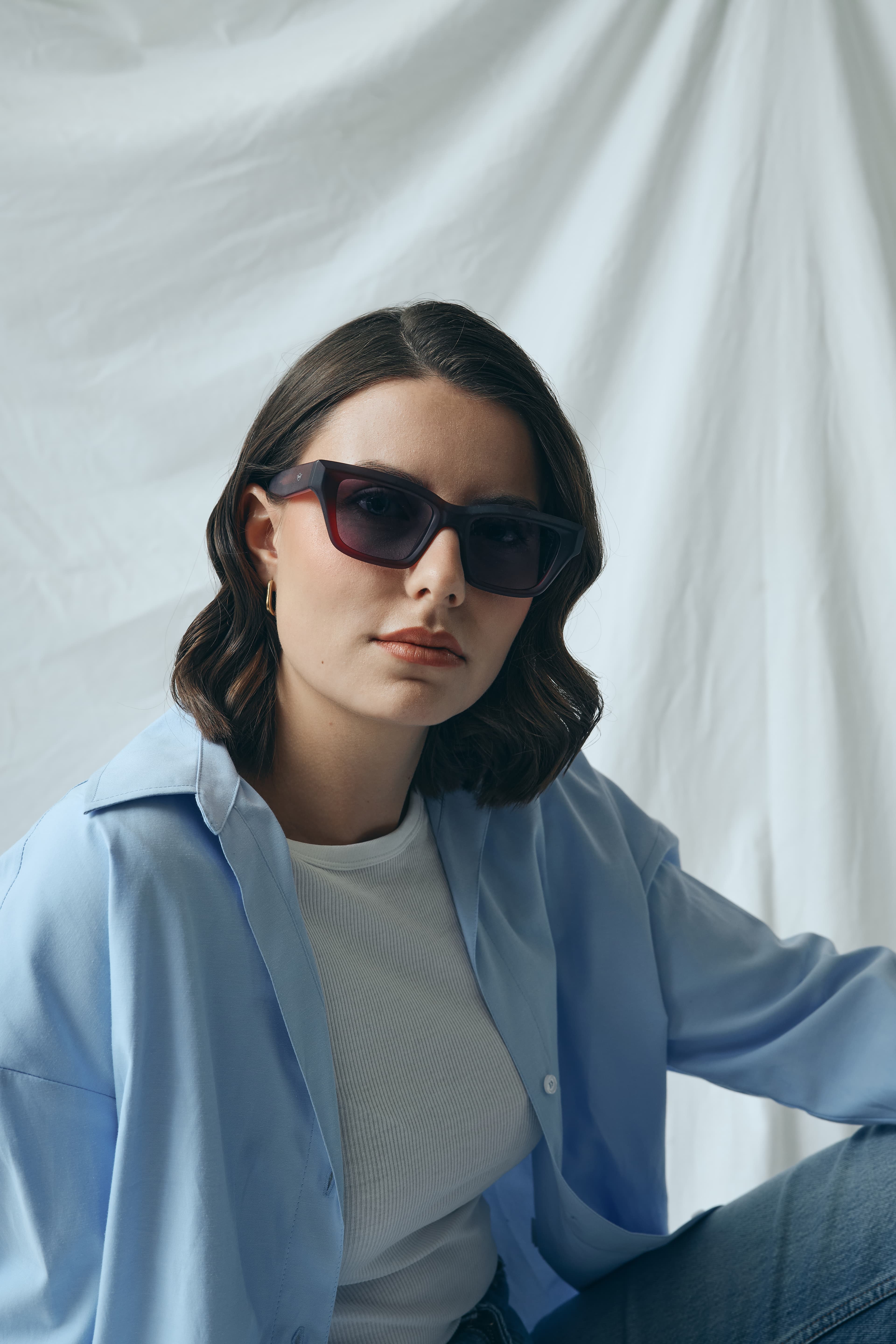 Frau mit schwarzer sonnenbrille