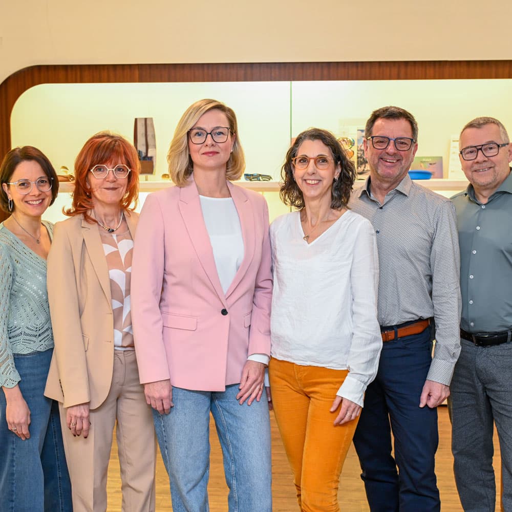 Mann mit schwarzer sonnenbrille mit silber verspiegelten glaesern